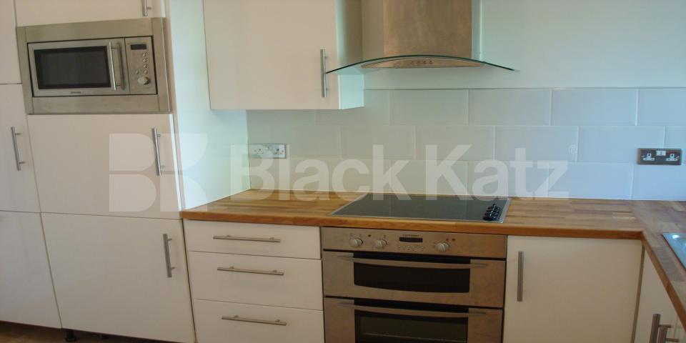 			GREAT FOR 3 SHARERS!, 2 Bedroom, 1 bath, 1 reception Flat			 Hall Place, LITTLE VENICE